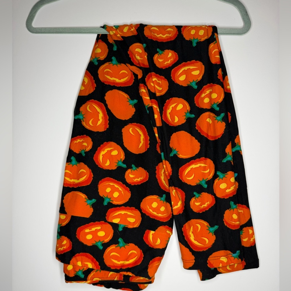 Like new Lularoe pumpkin print Tall & Curvy leggings.